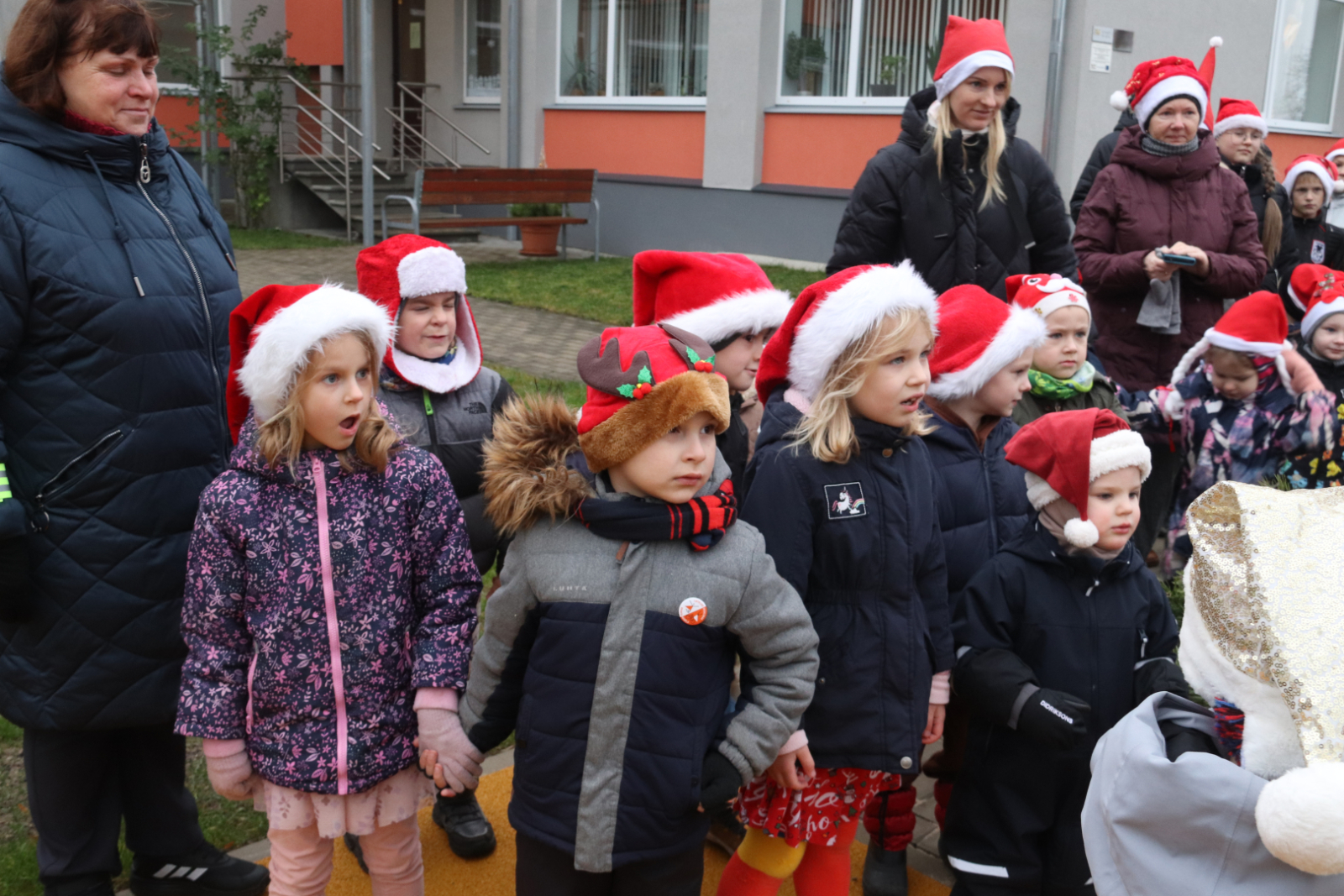 Bērni priecājas par salatēta ierašanos