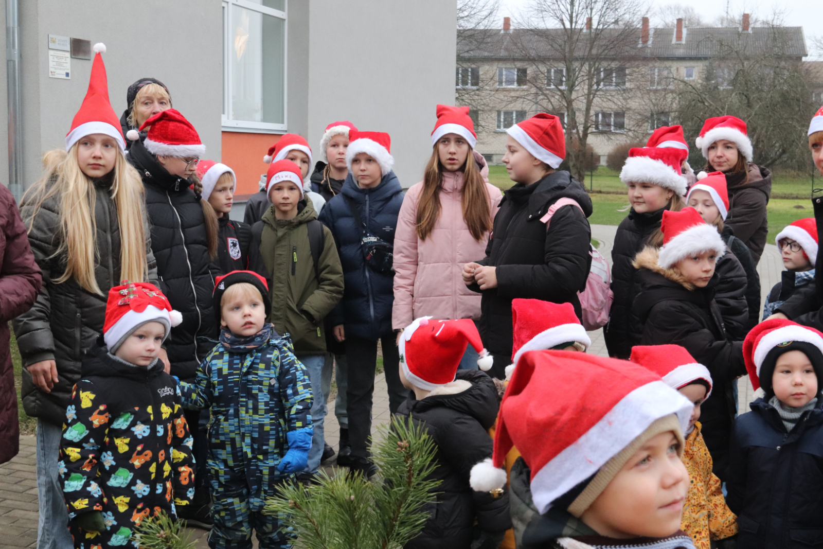 Jaunieši un bērni dzied Ziemassvētku dziesmas