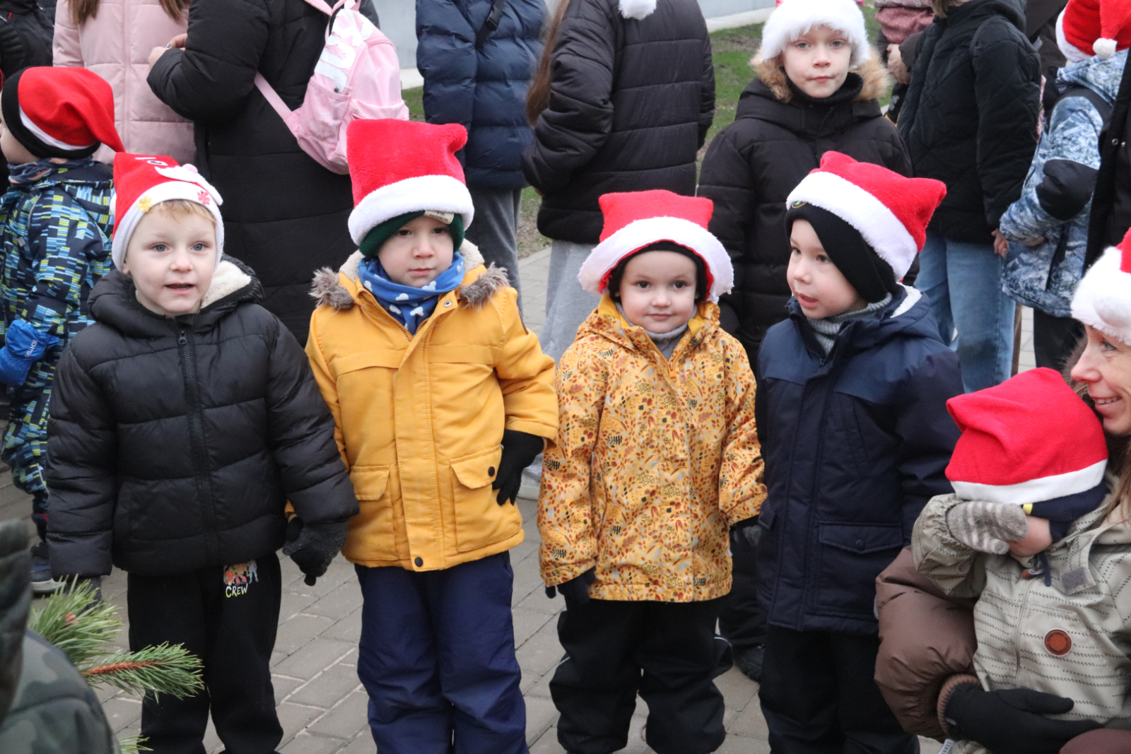 Bērni satuntulējušies gaida Ziemassvētku vecīti