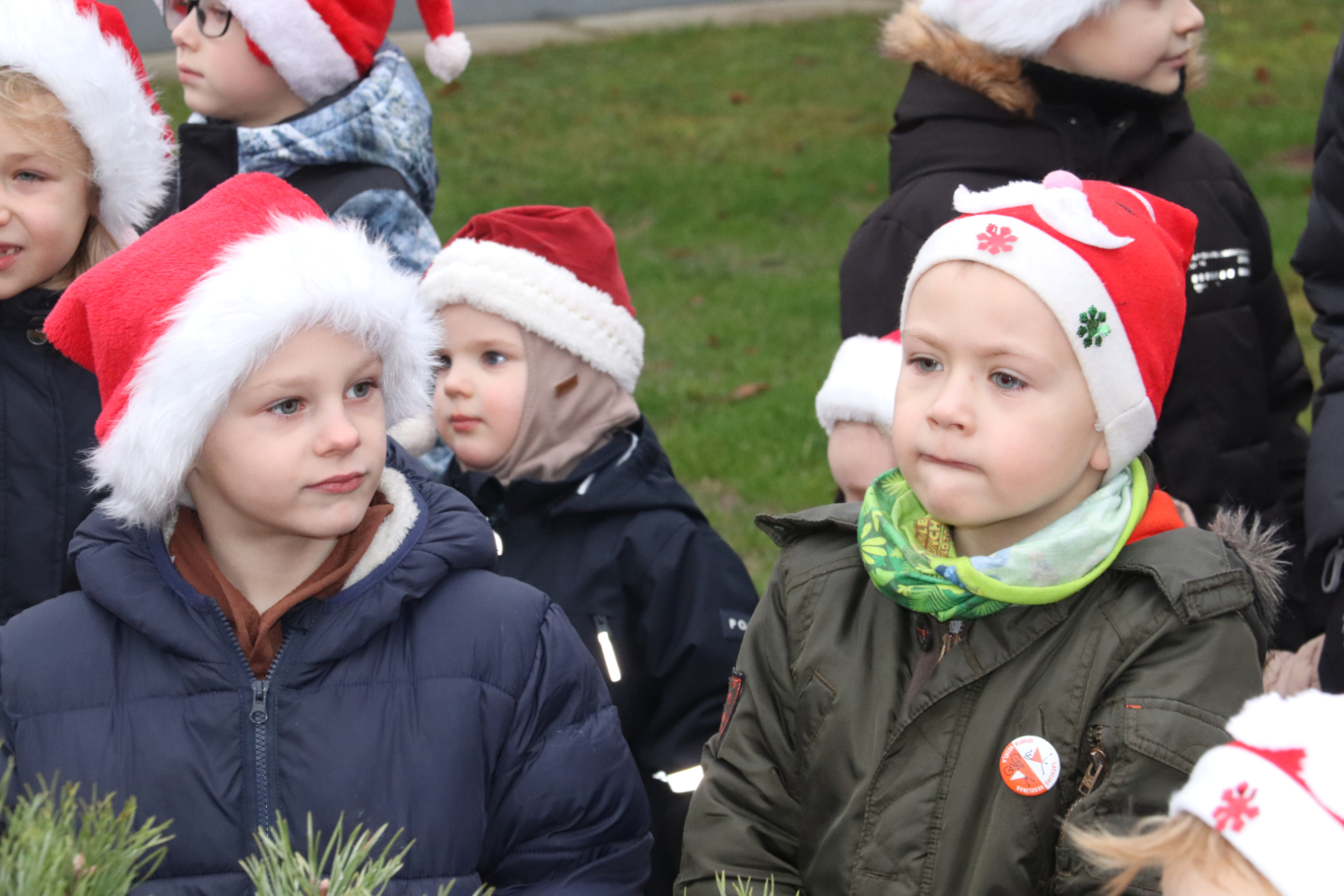 Bērni ar cepurītēm galvās gaida salatēti