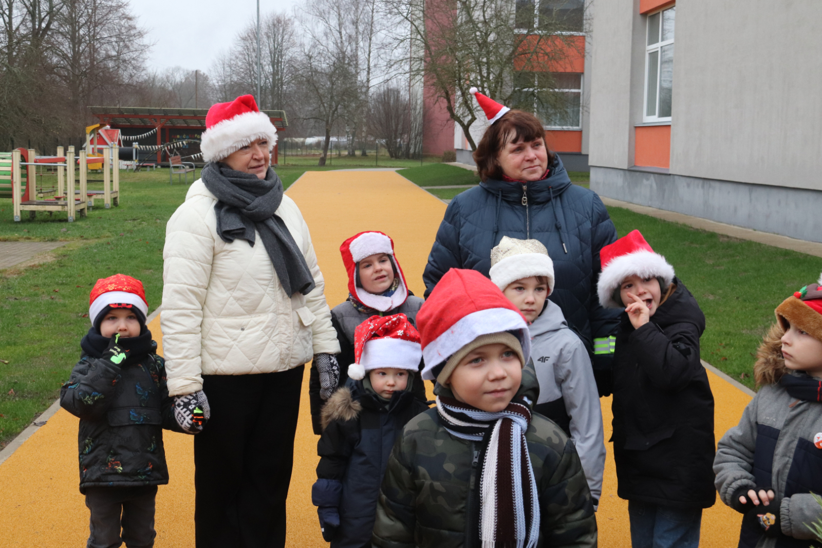 Bērni un audzinātājas priecīgās Ziemassvētku noskaņās