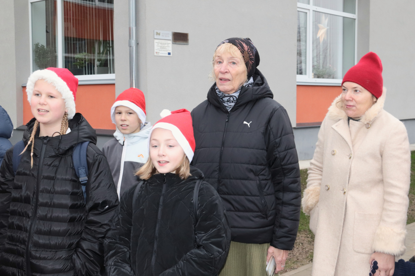 Jaunieši un audzinātājas sadziedās