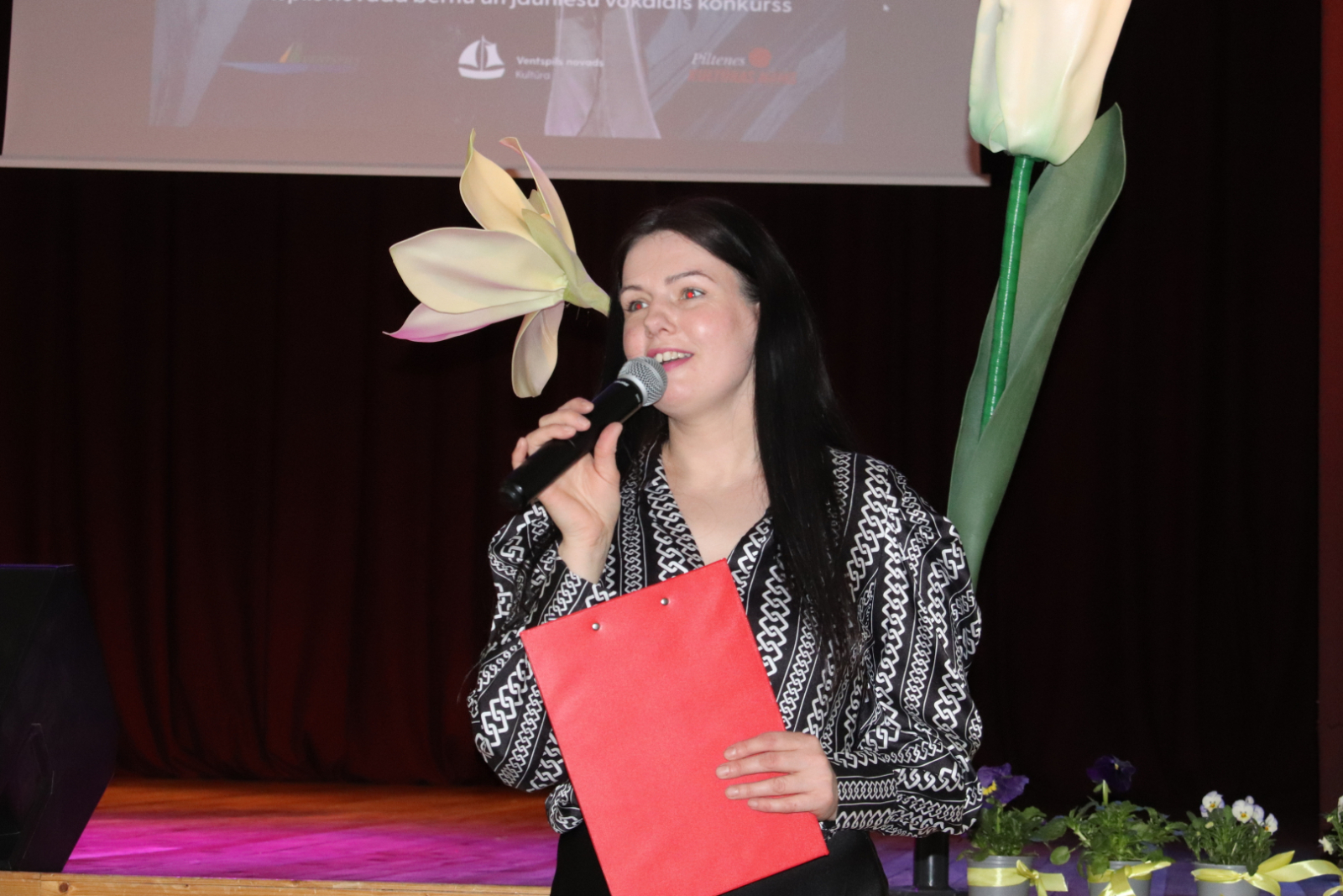 Sieviete ar mikrofonu