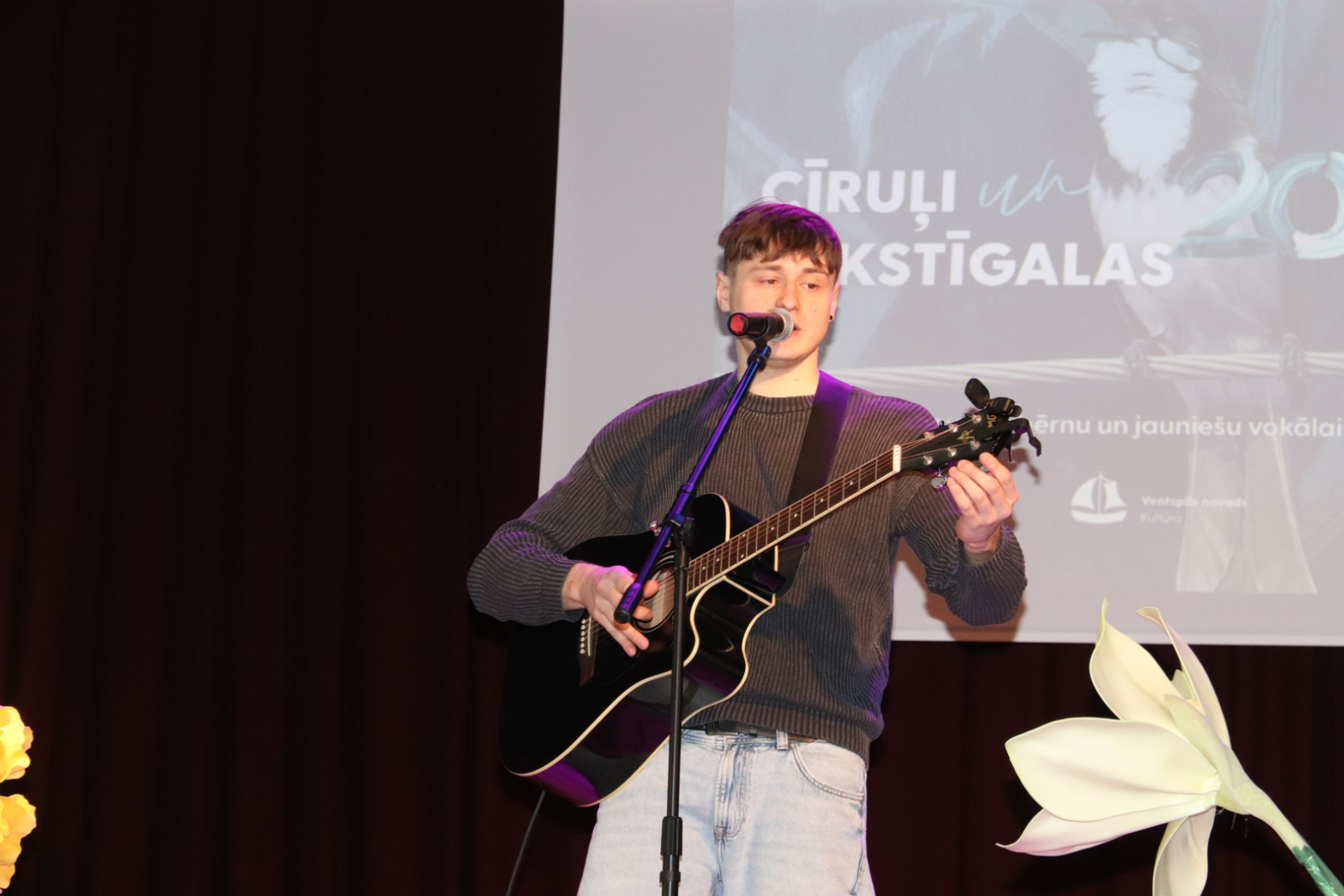 Dziedātājs ar ģitāru