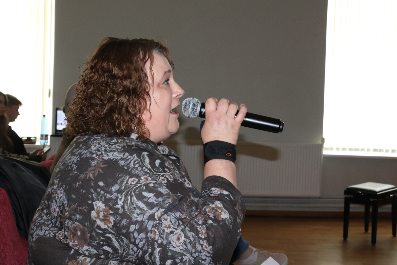 Skolotāja ar mikrofonu