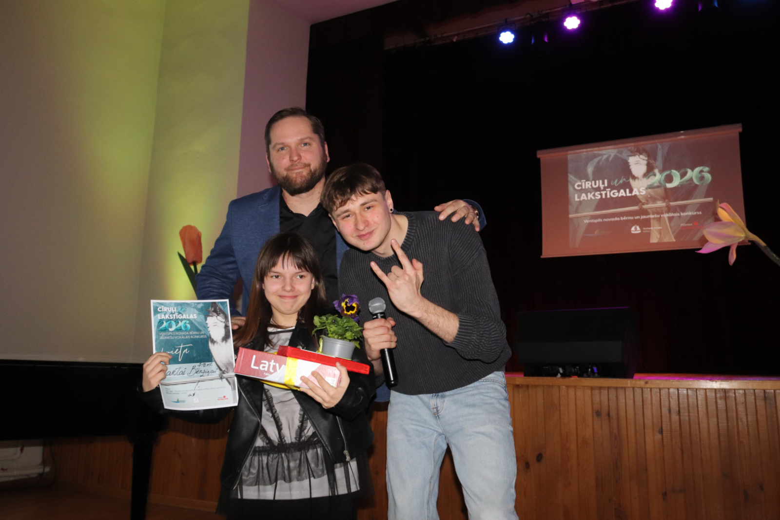 Jaunā soliste  ar žūriju