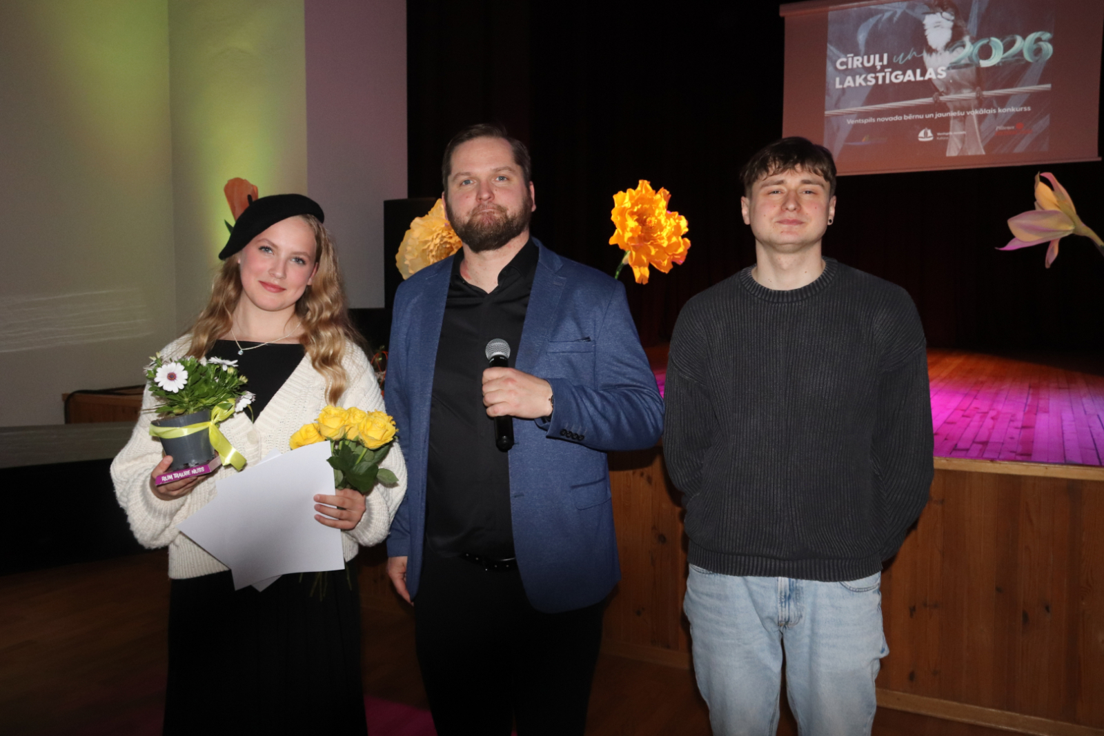 Jaunā soliste ar žūriju