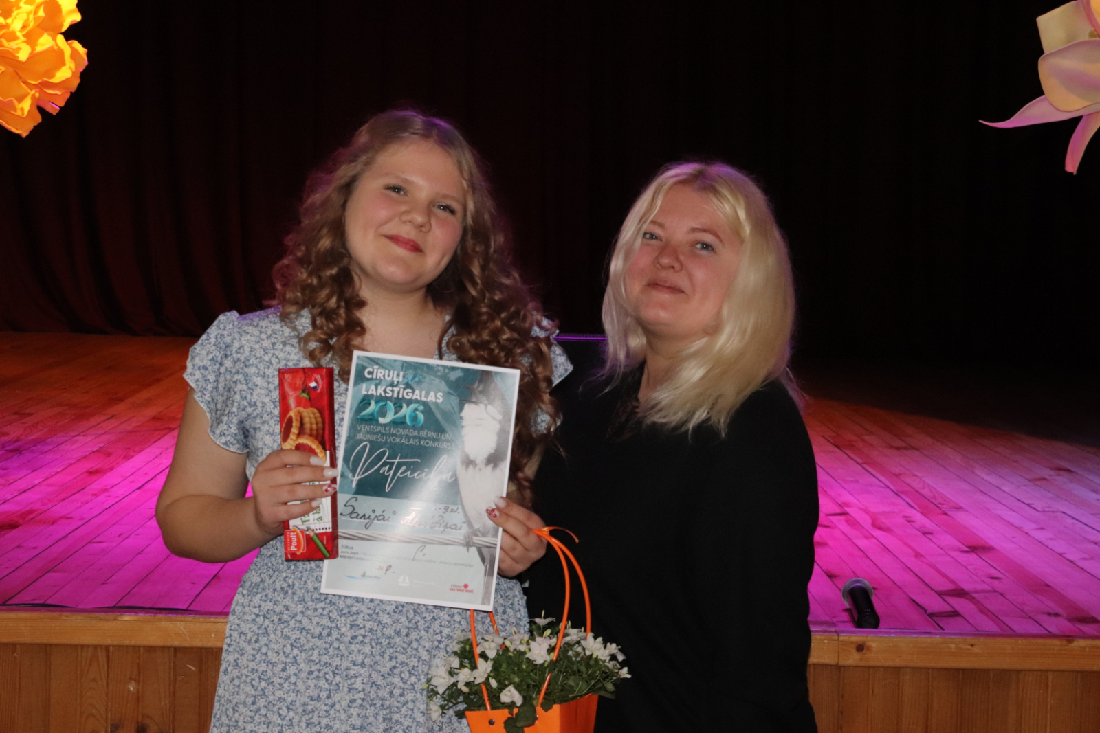 Jaunā soliste ar mammu