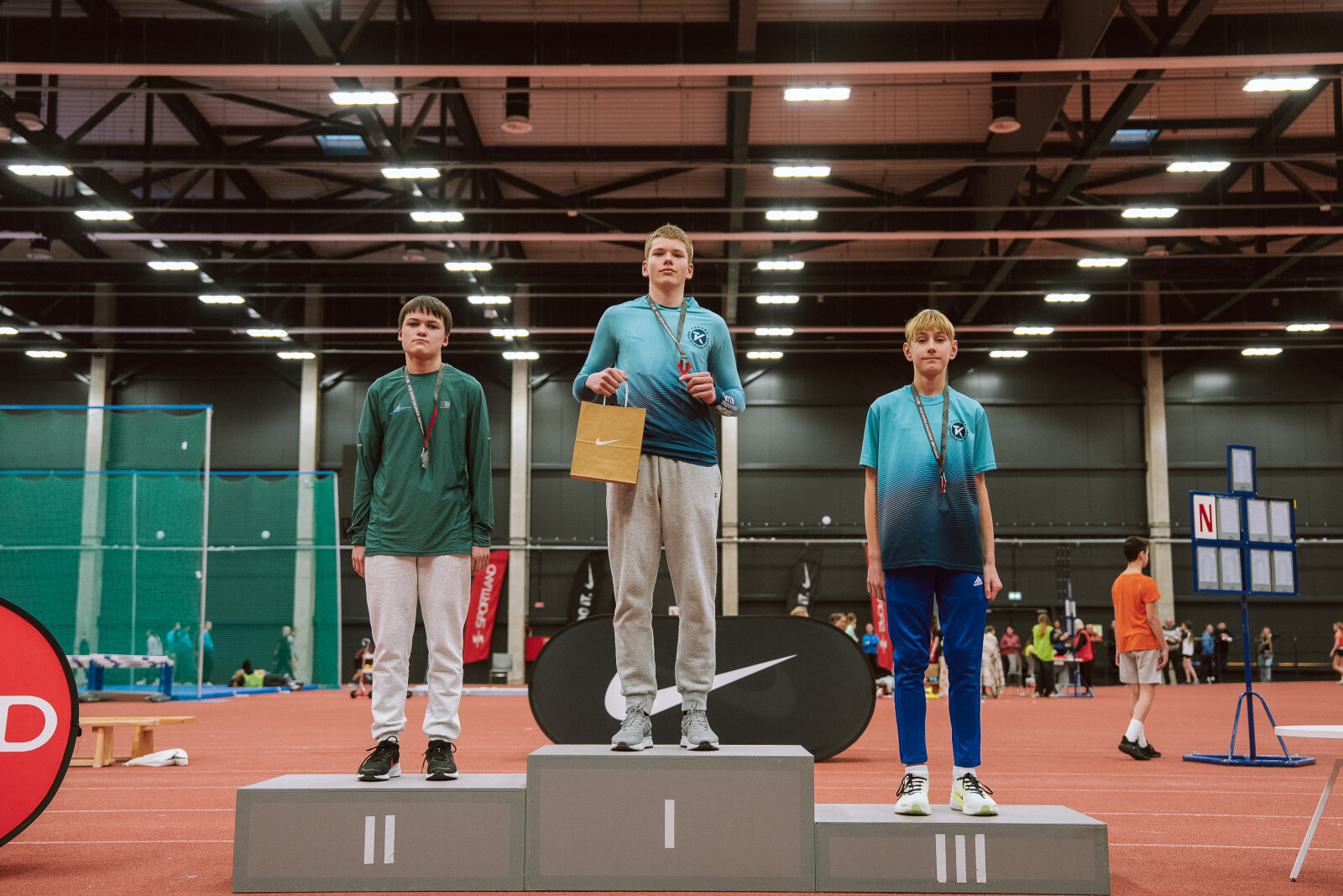 Jaunie sportisti uz pjedestāla 