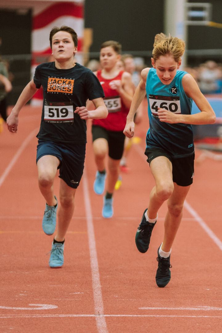 Jaunie sportisti skrējienā