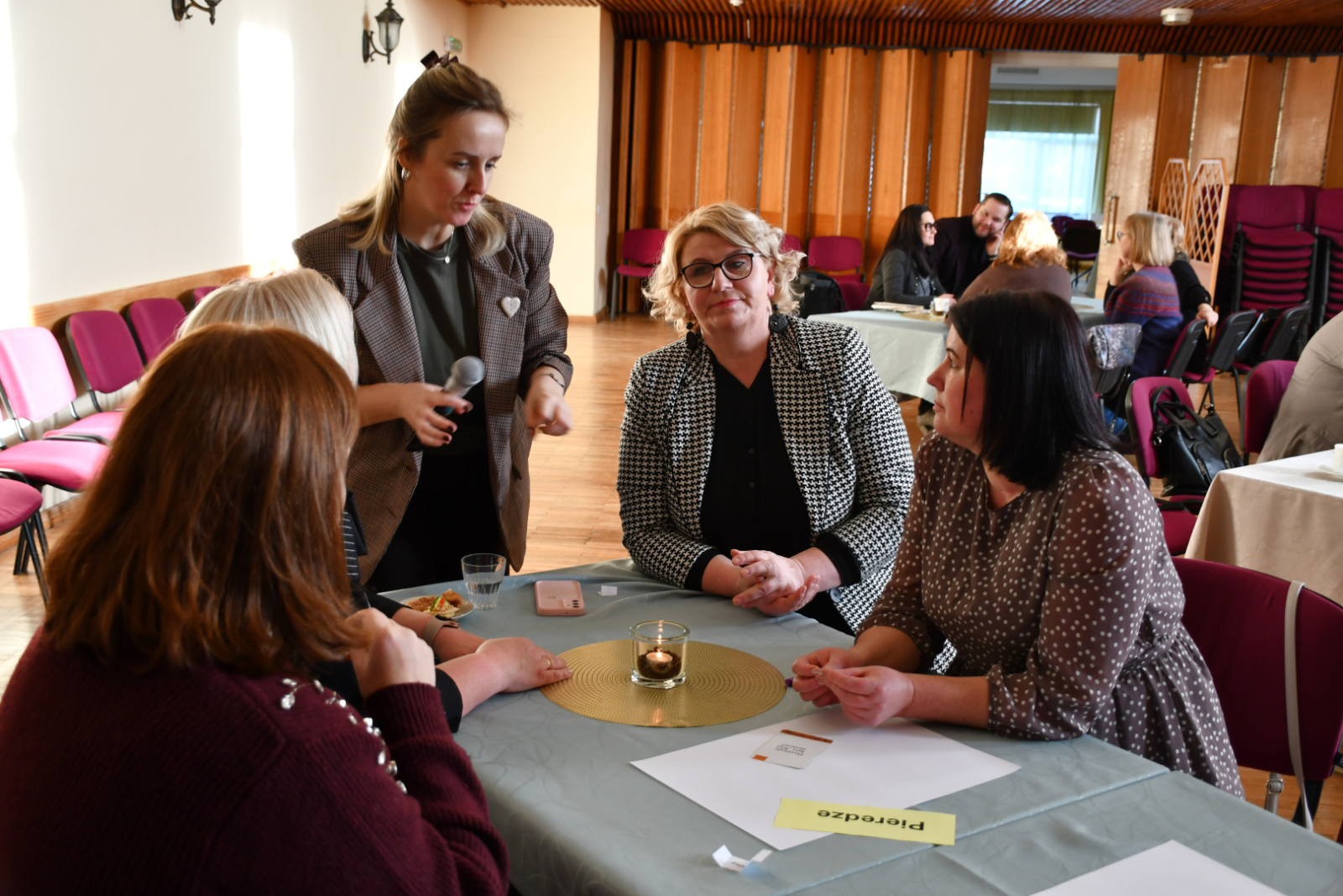 Domnīcas dalībnieki pilda uzdevumus
