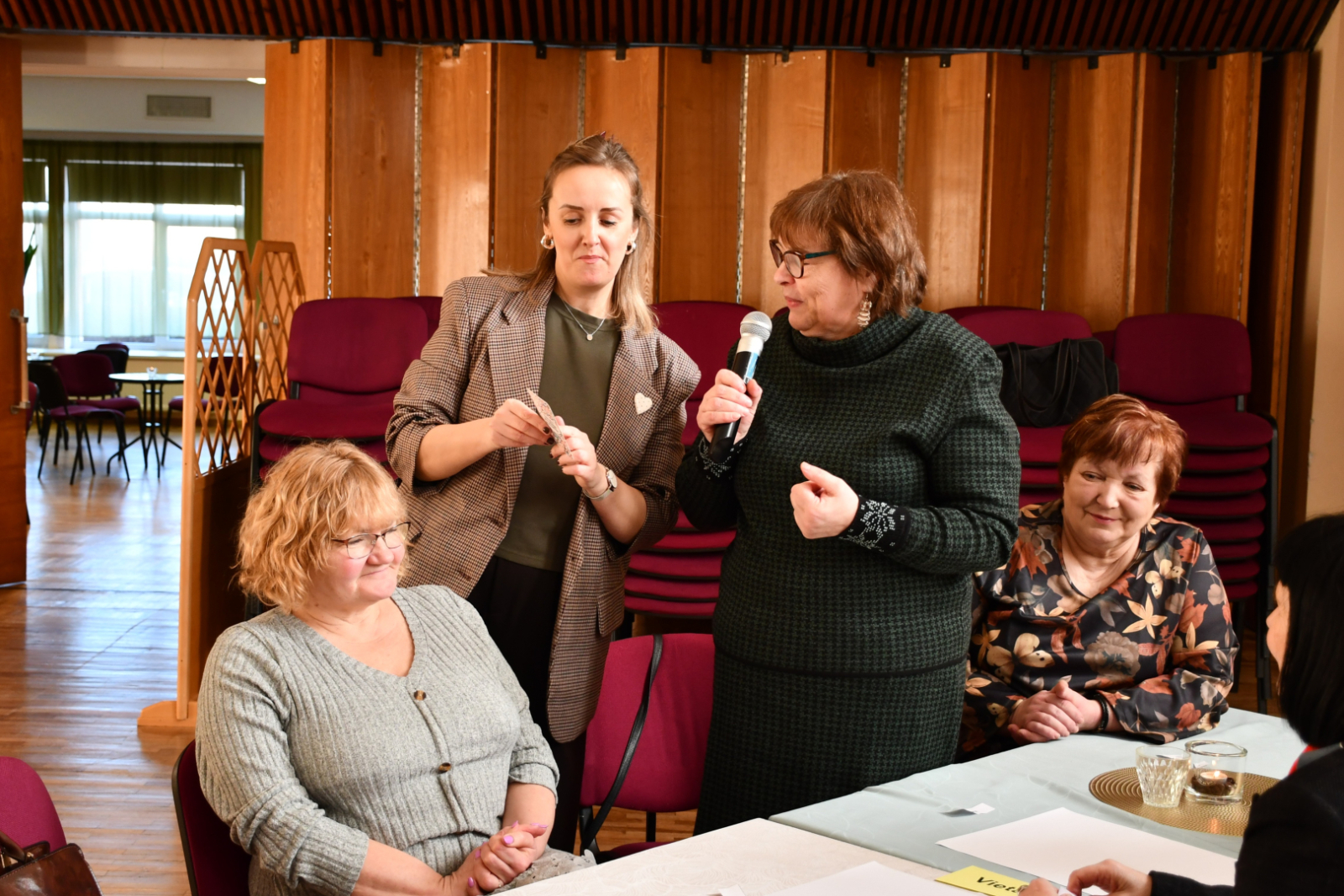 Domnīcas dalībnieki pilda uzdevumus
