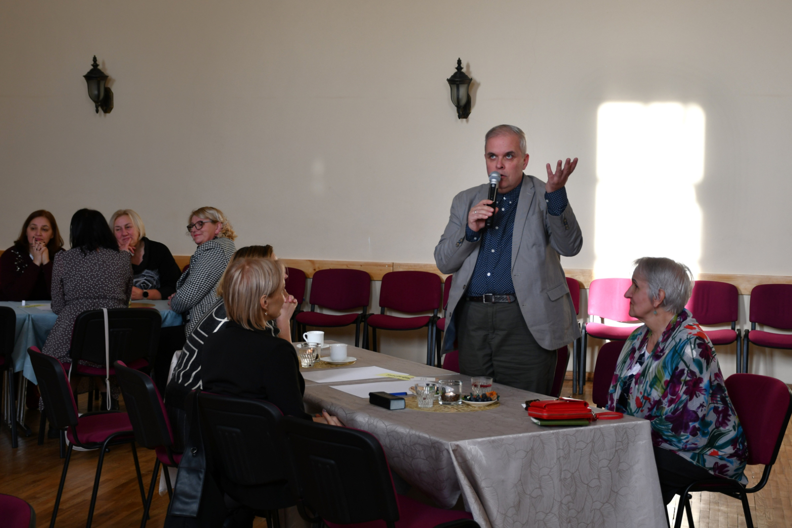 Domnīcas dalībnieki pilda uzdevumus