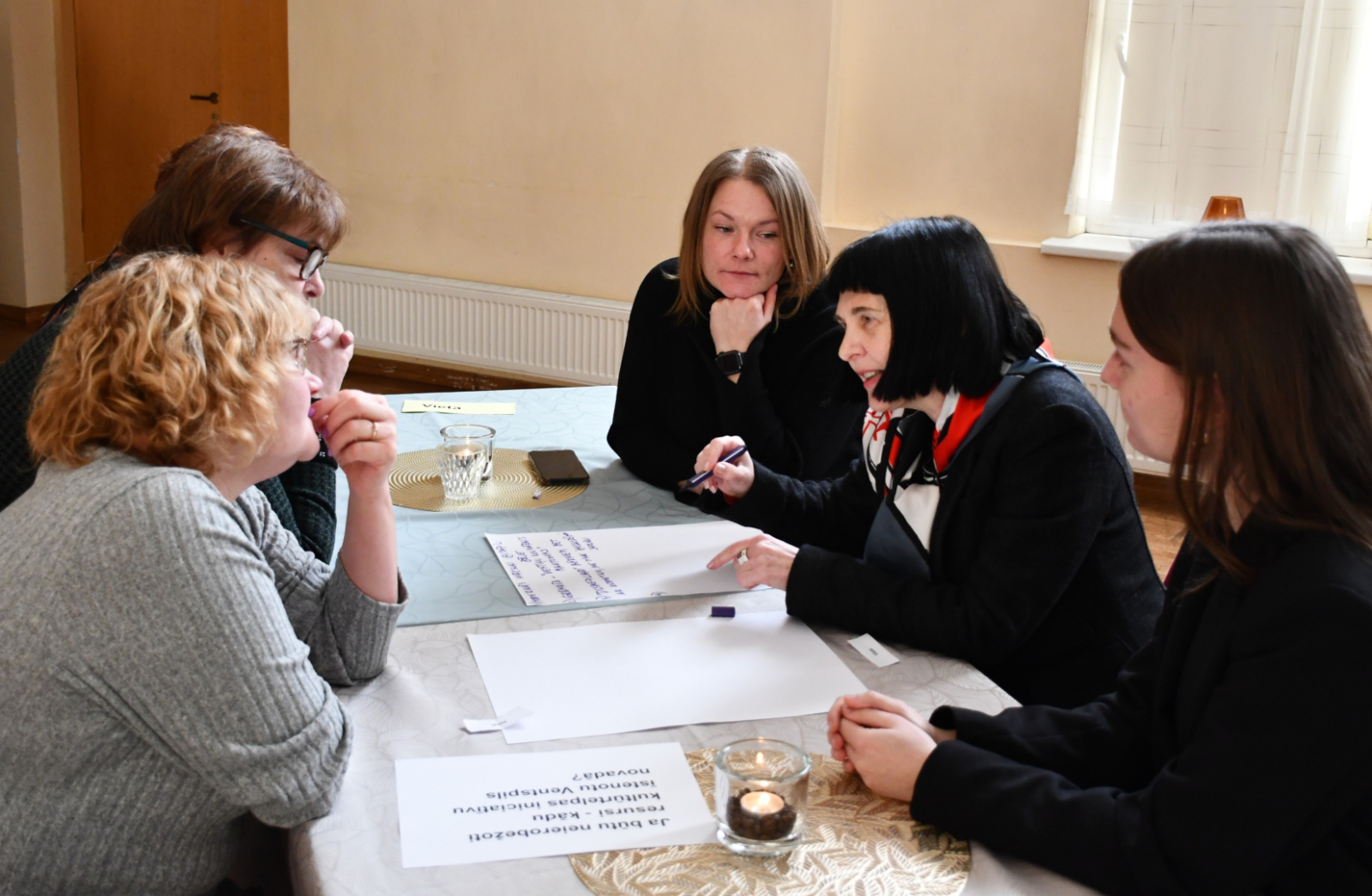 Domnīcas dalībnieki pilda uzdevumus