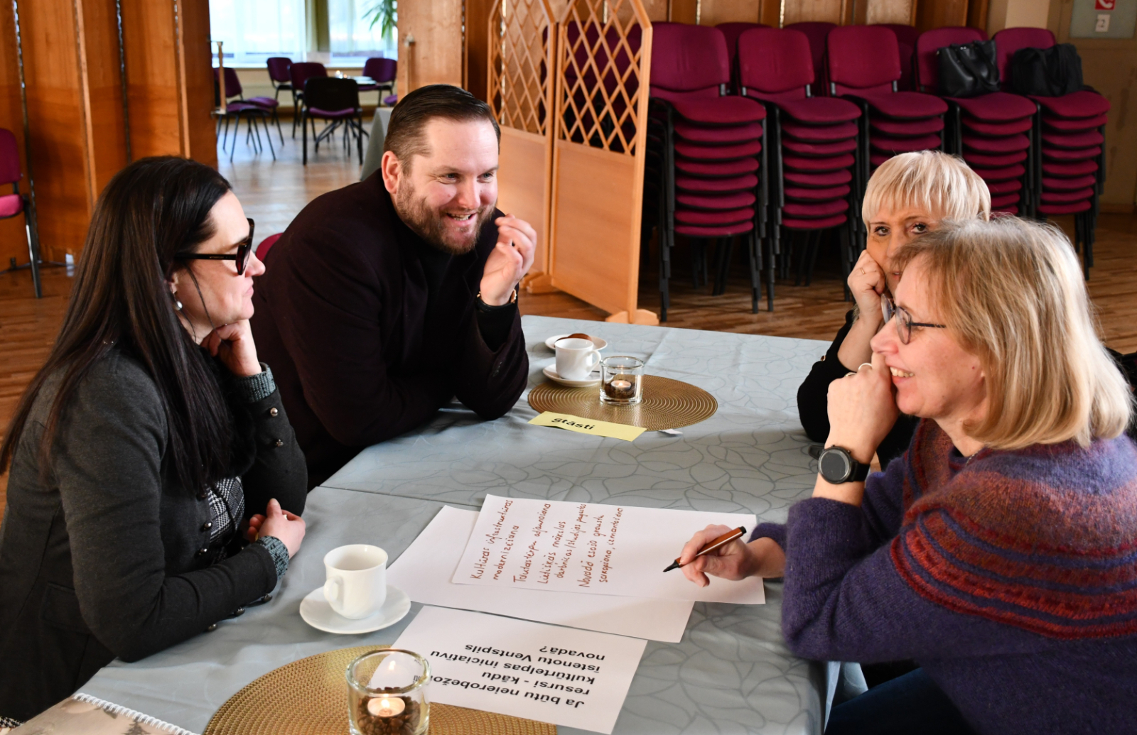 Domnīcas dalībnieki pilda uzdevumus