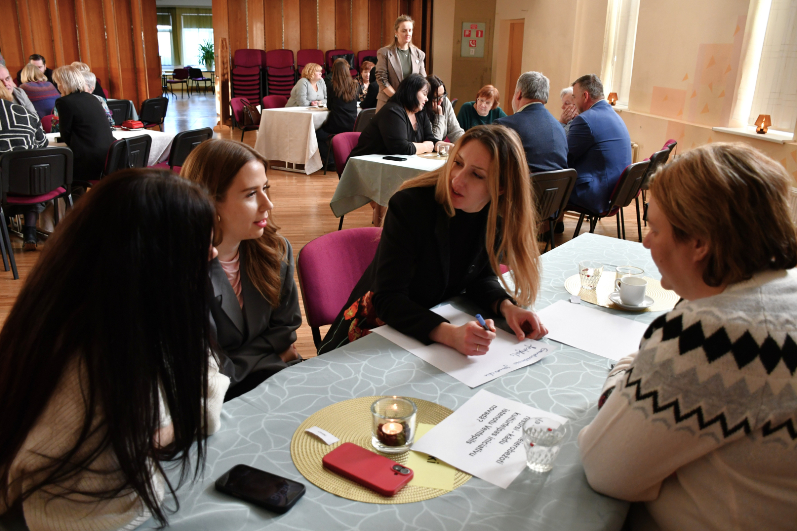 Domnīcas dalībnieki pilda uzdevumus