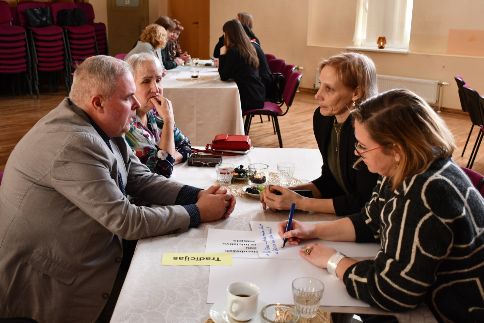 Domnīcas dalībnieki pilda uzdevumus