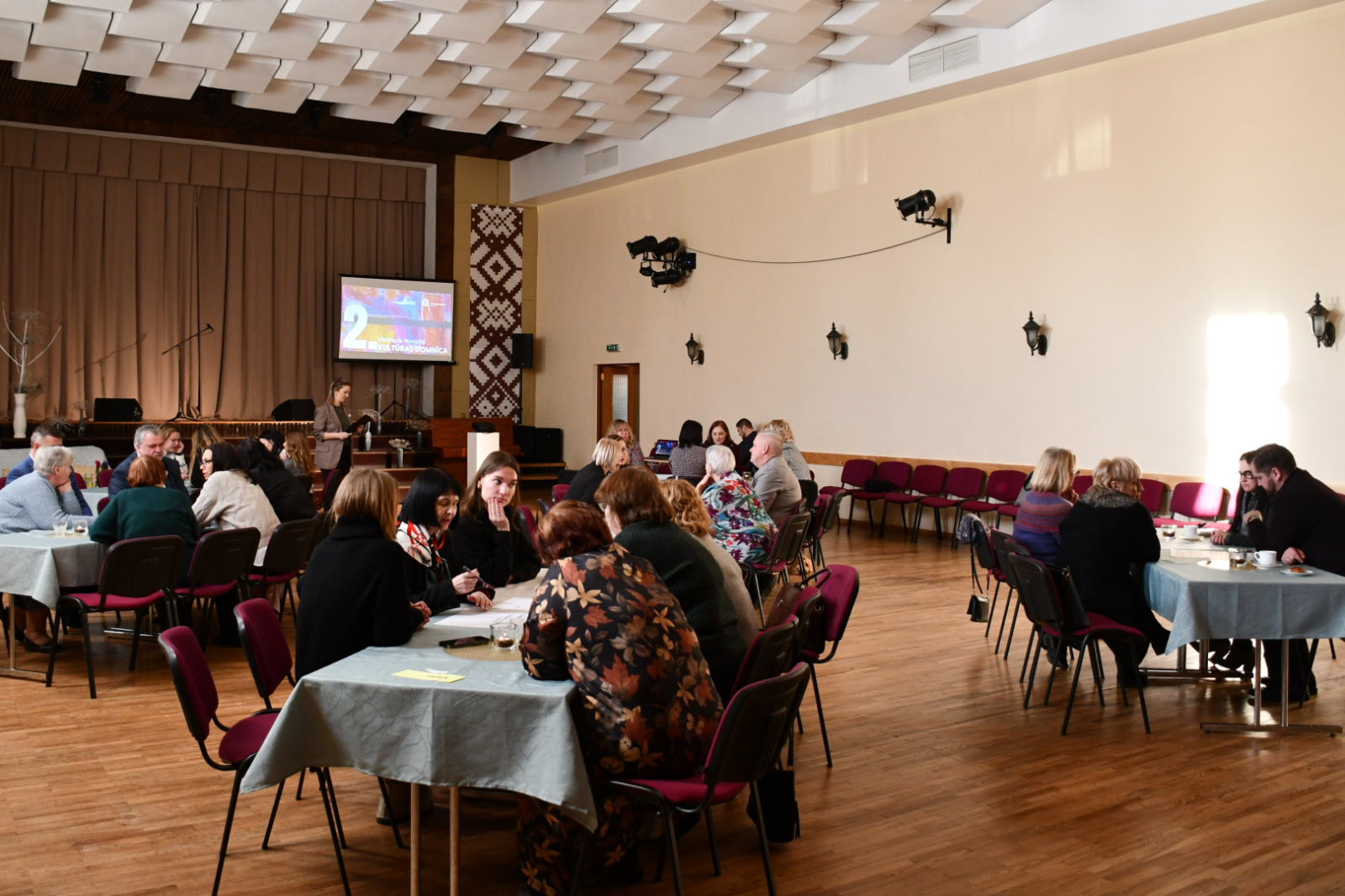 Domnīcas dalībnieki pilda uzdevumus