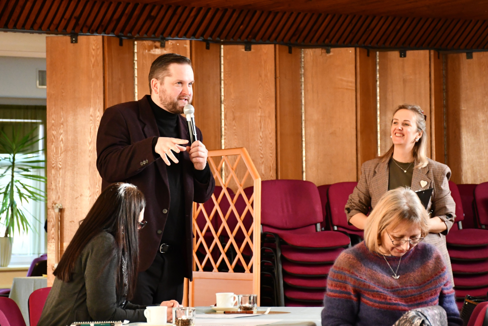 Domnīcas dalībnieki pilda uzdevumus