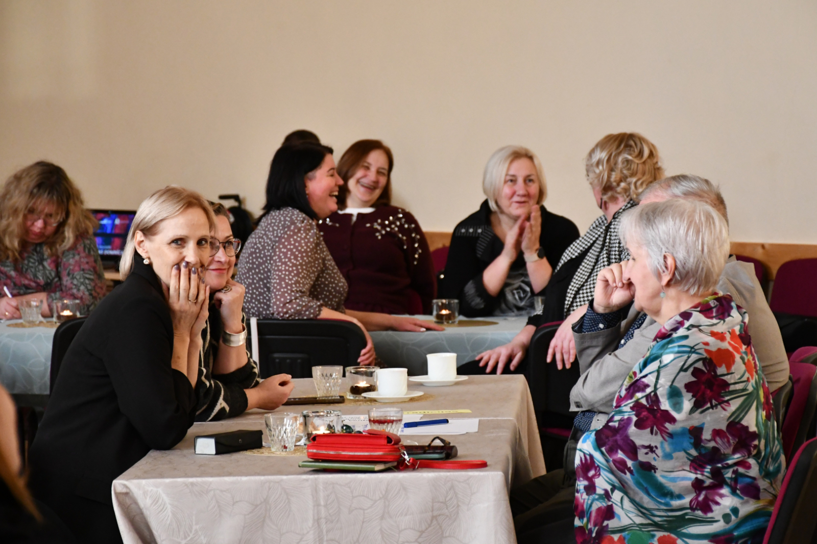 Domnīcas dalībnieki pilda uzdevumus