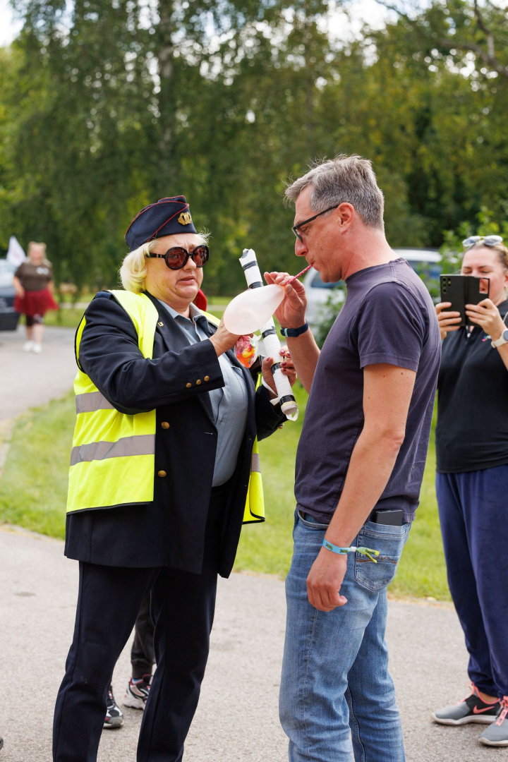Policiste pārbauda, vai dalībnieki ir gatavi braucienam