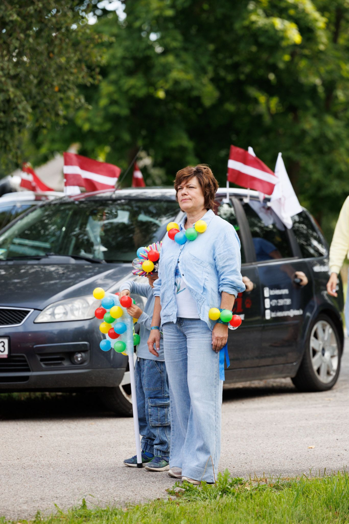 Dalībnieki klausās spēles noteikumus