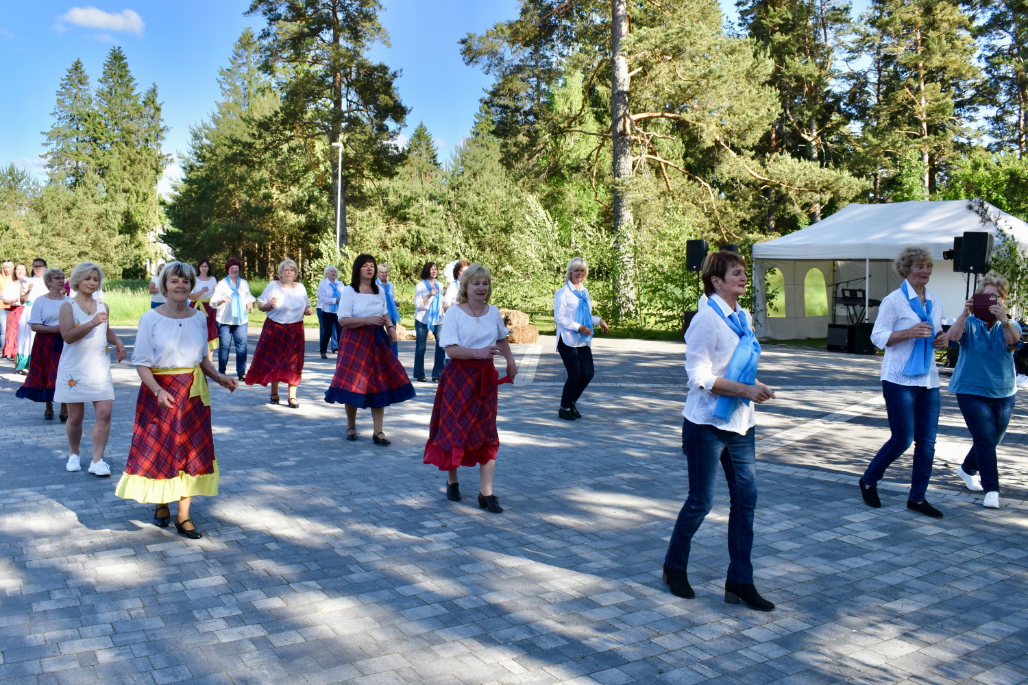 Dejo līnijdejotājas