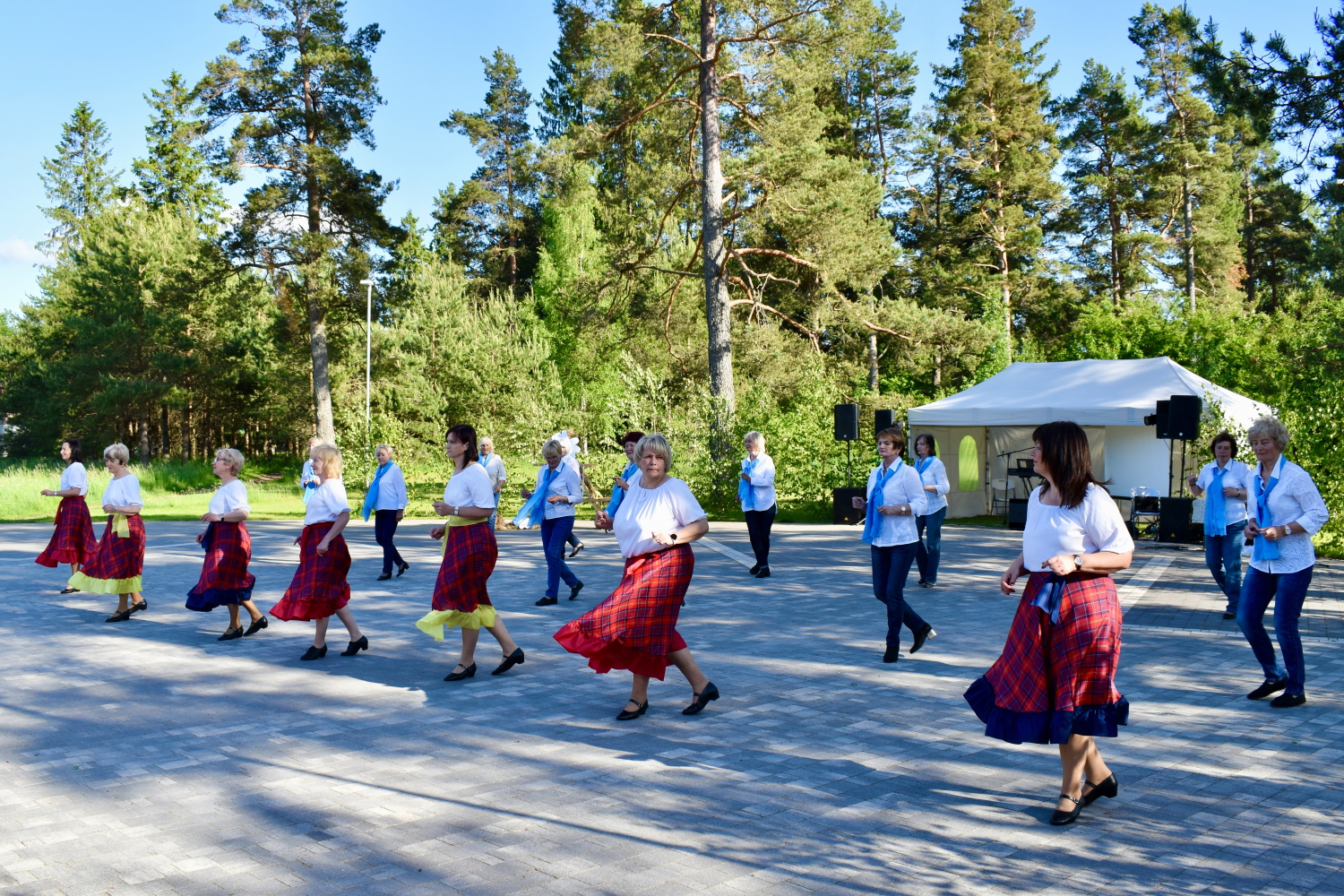 Dejo līnijdejotājas