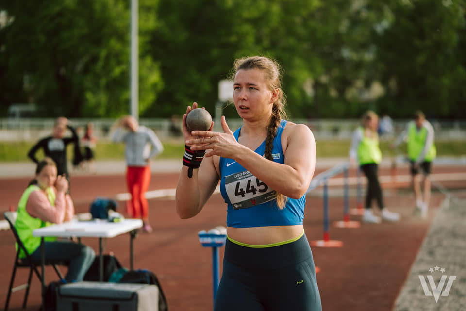 Sacensību dalībniece pilda uzdevumu