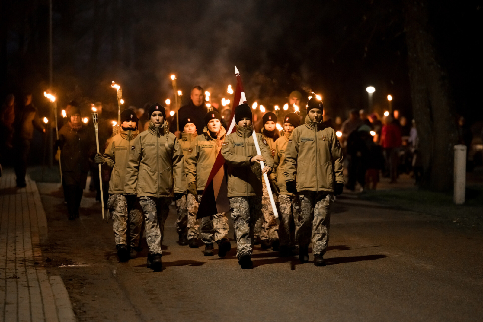 Zemessargi vada lāpu gājienu