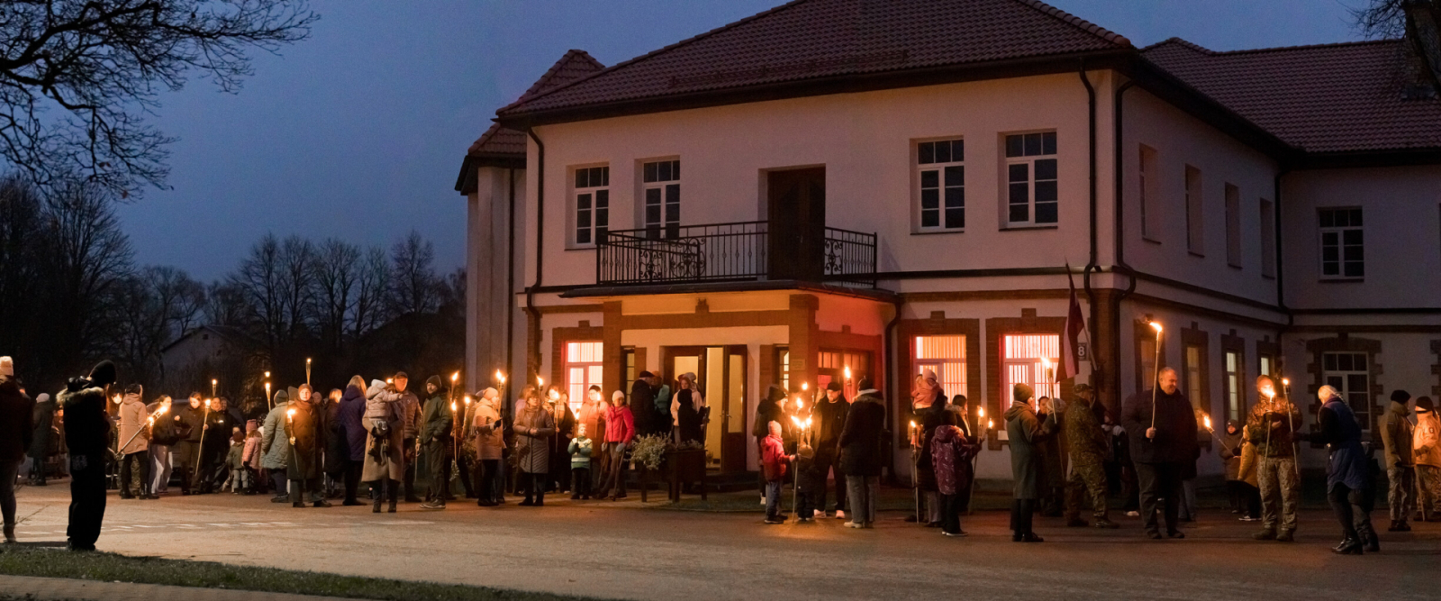 Iedzīvotāji pulcējās pie Piltenes kultūras nama