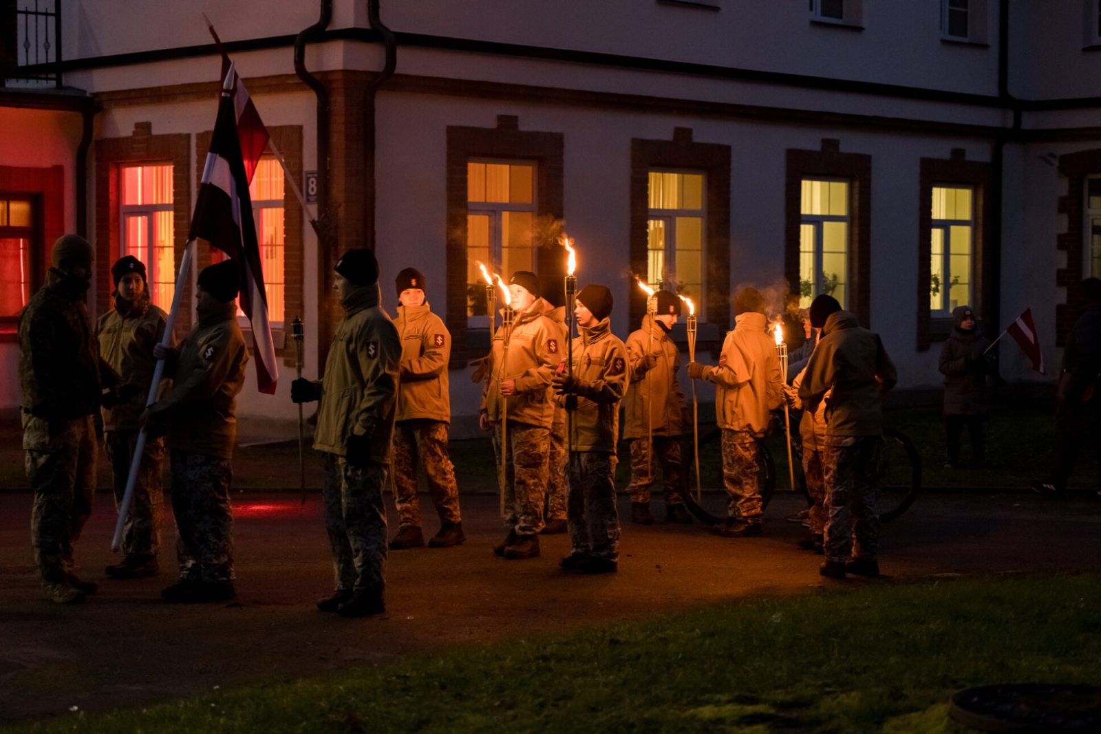 Iedzīvotāji devās lāpu gājienā