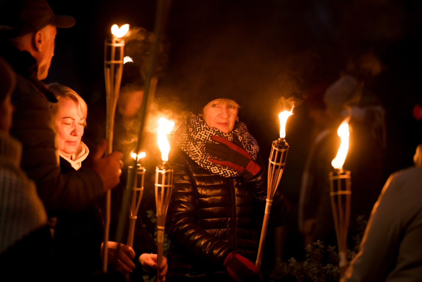 Iedzīvotāji devās lāpu gājienā