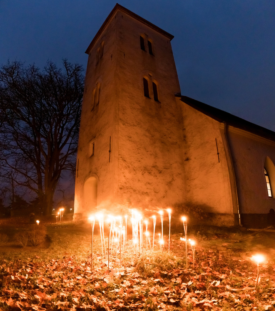 Piltenes baznīca lāpu gaismā