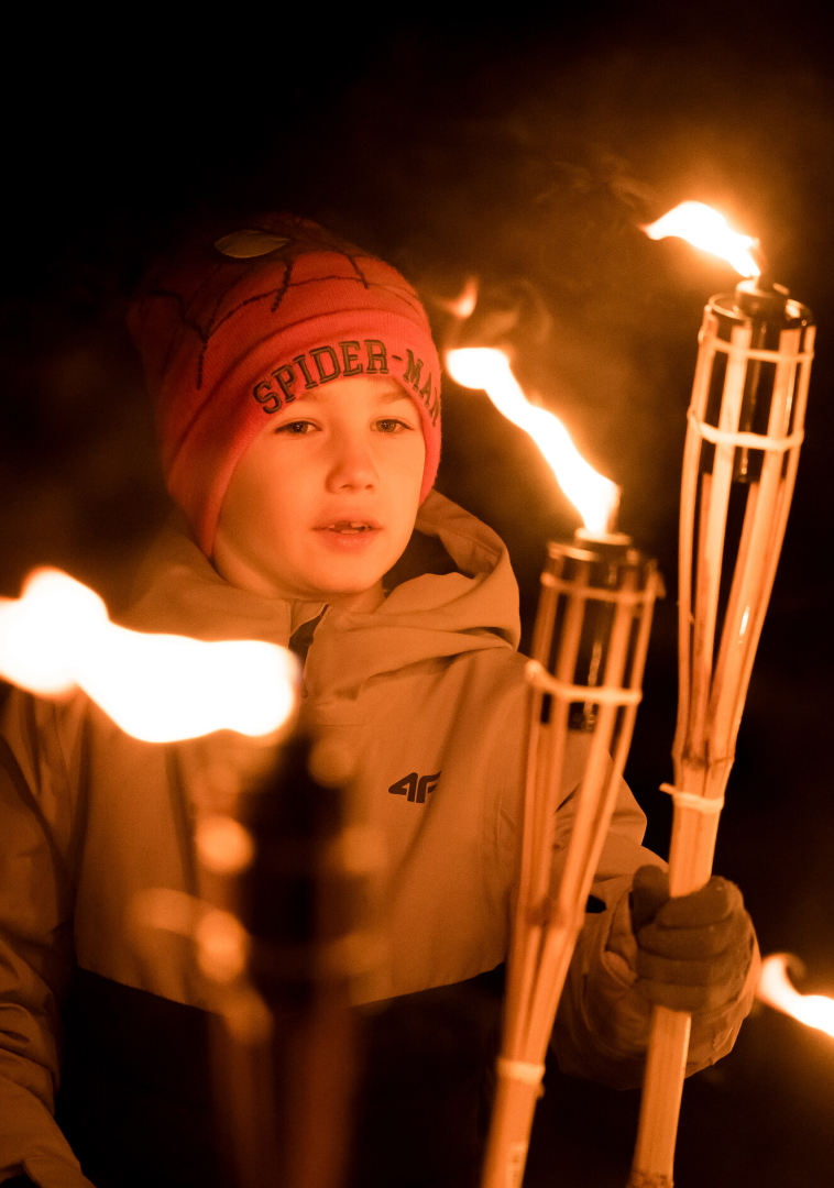 Iedzīvotāji devās lāpu gājienā