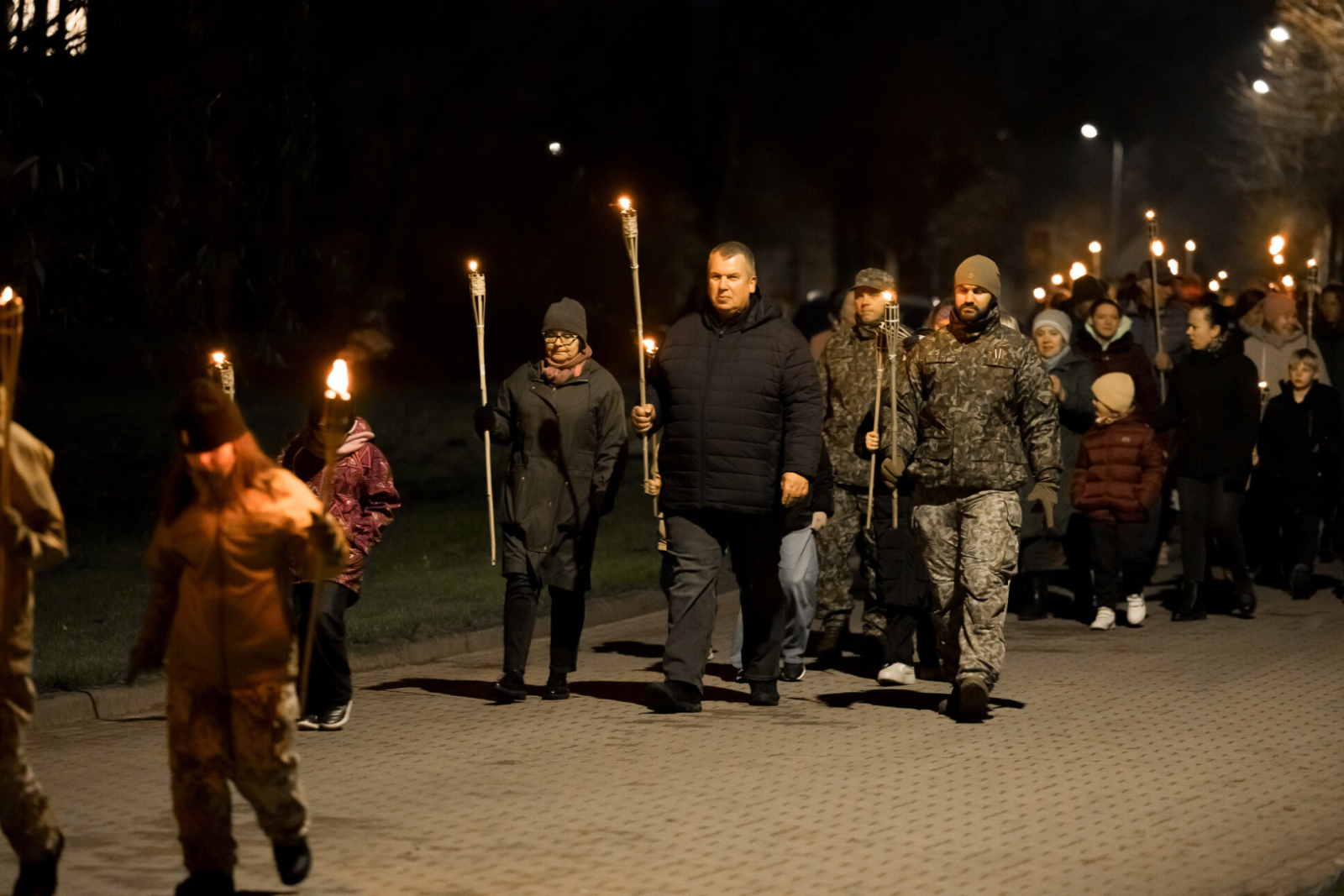 Iedzīvotāji devās lāpu gājienā