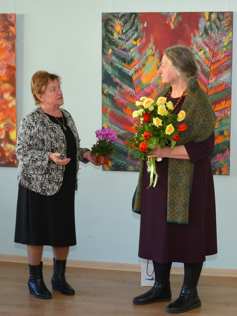 Ugālniece Vera Berga sveic Laimdotu Junkaru