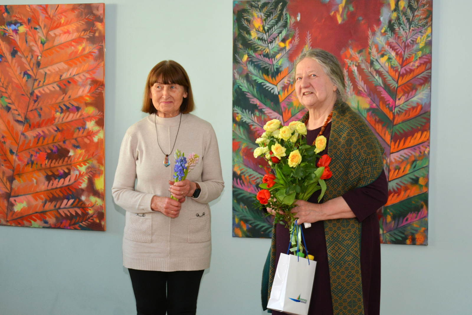 Irēna Lakše sveic Laimdotu Junkaru