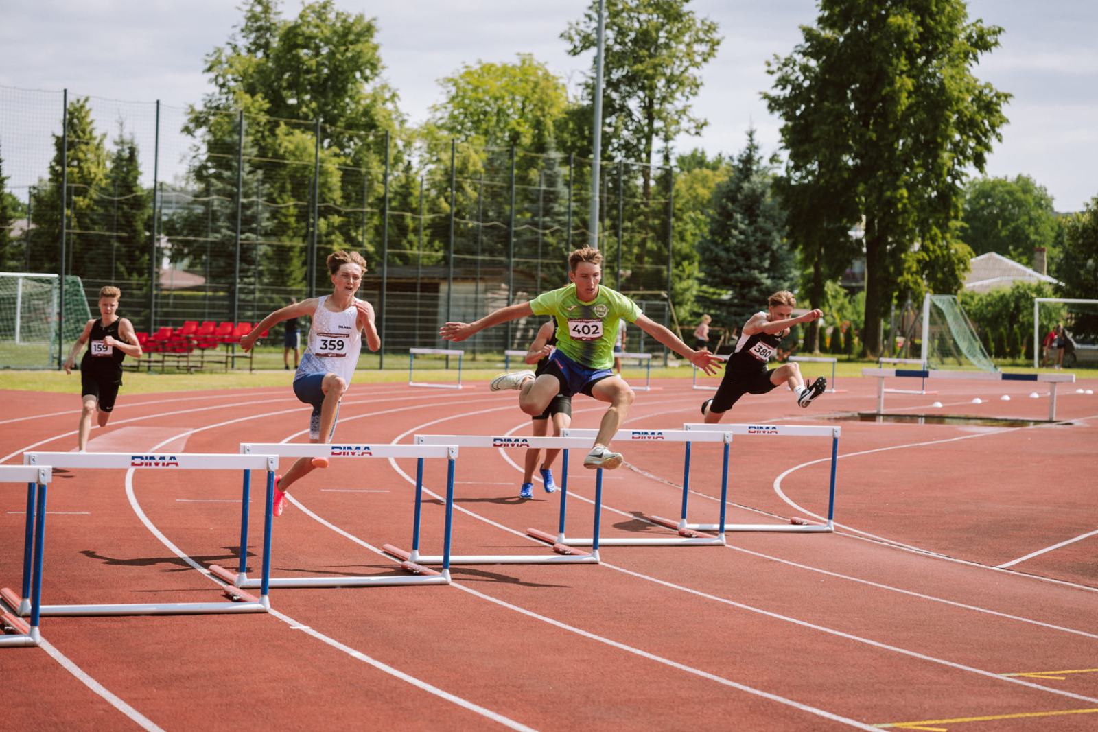 Sportisti lec pāri barjerām