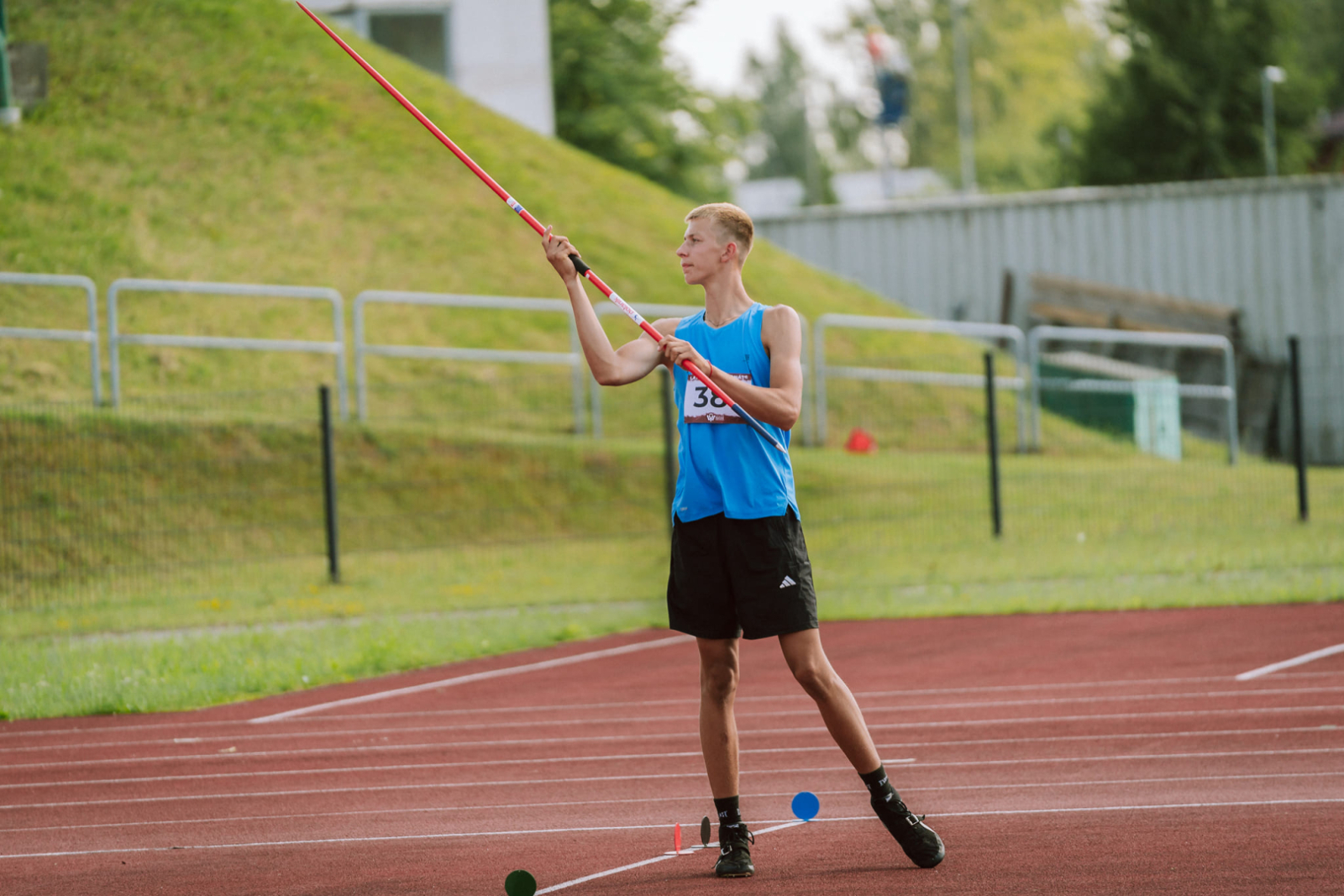 Sportists ar kārti