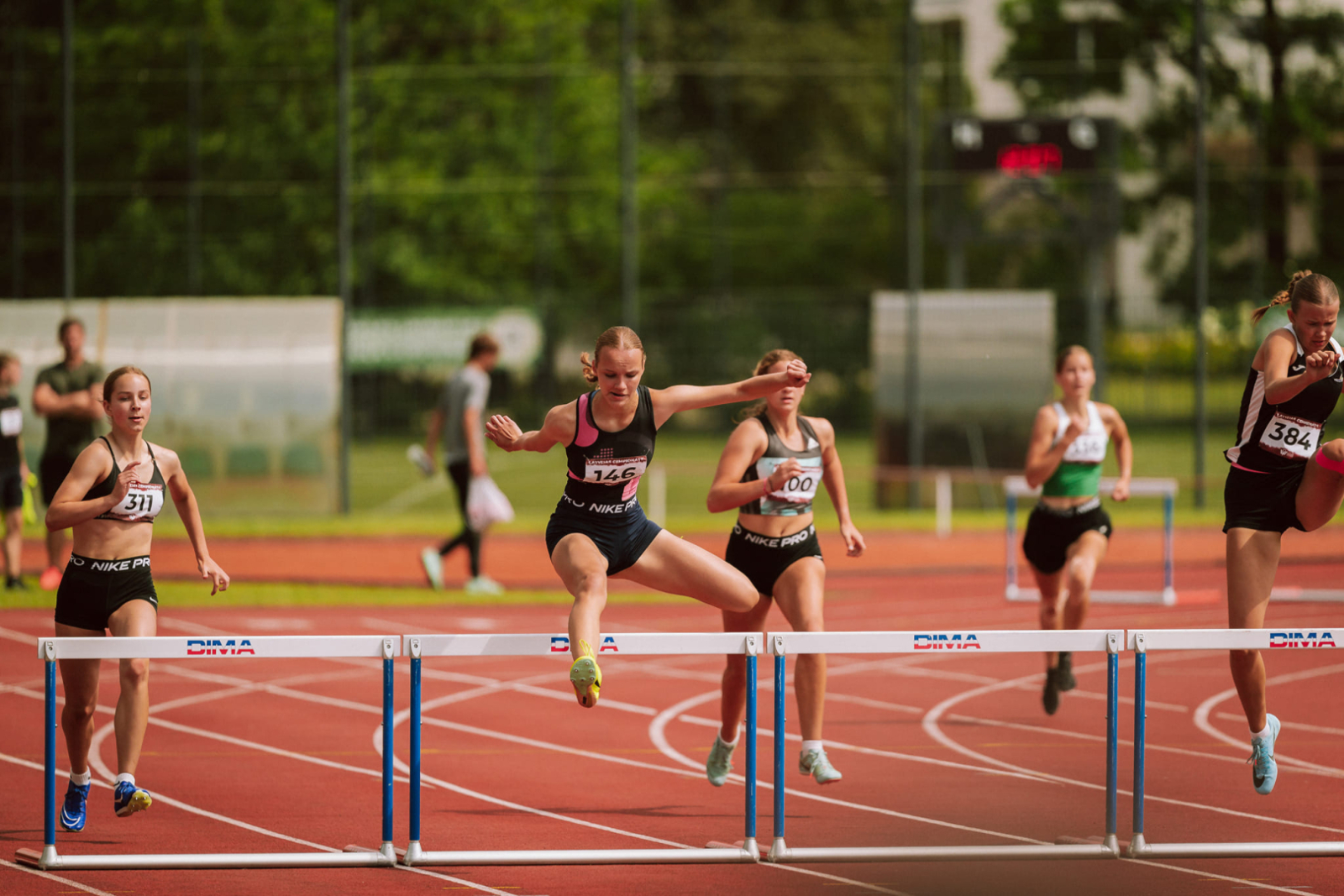 Sportisti lec pāri barjerām
