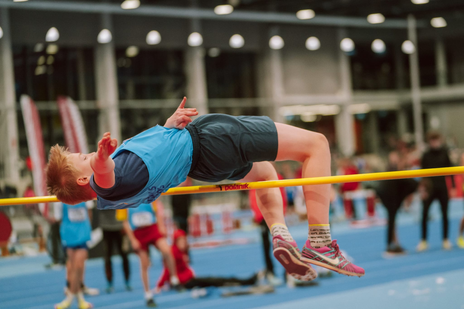 Sportists lec pāri barjerai
