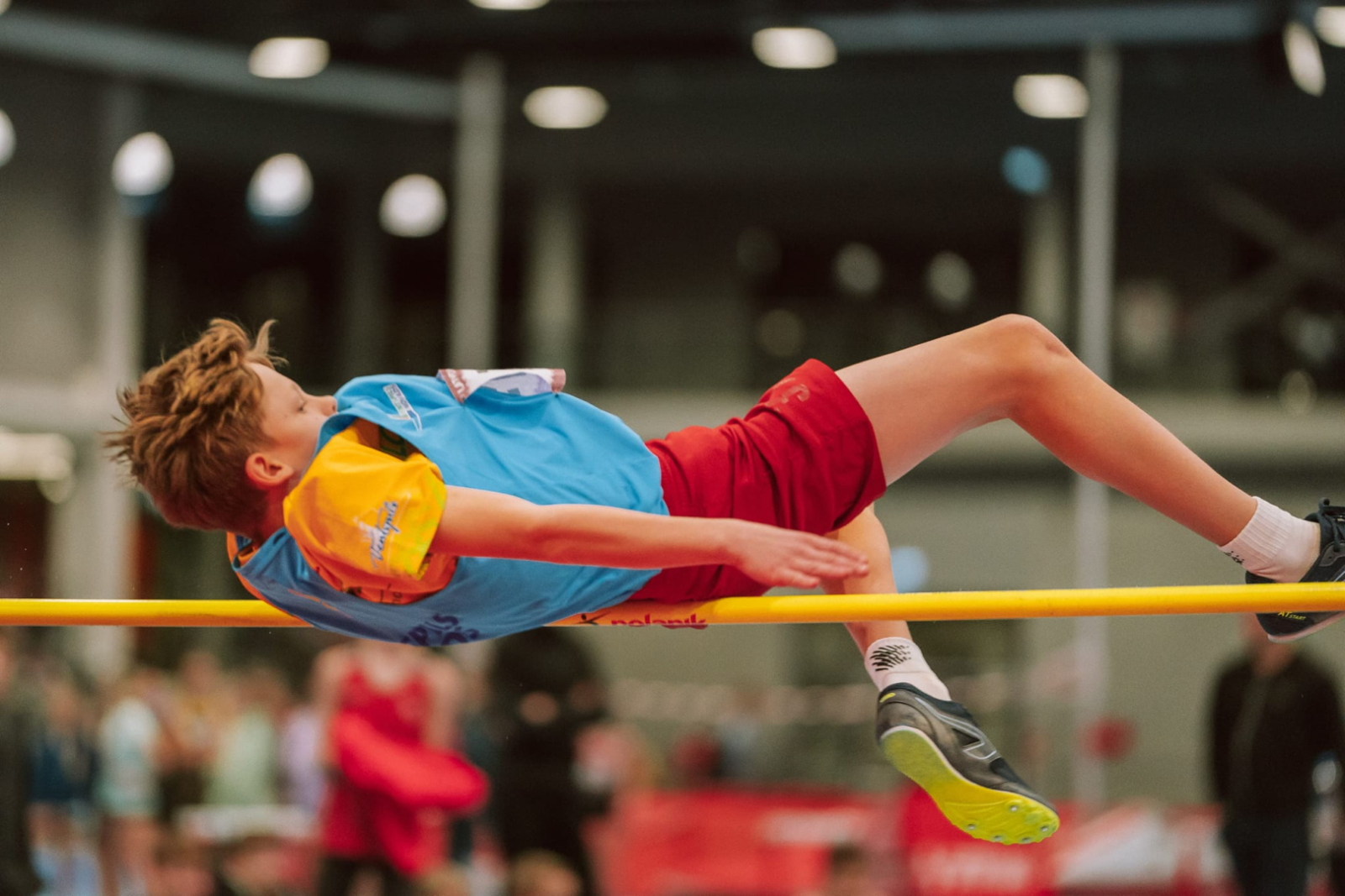 Sportists lec pāri barjerai