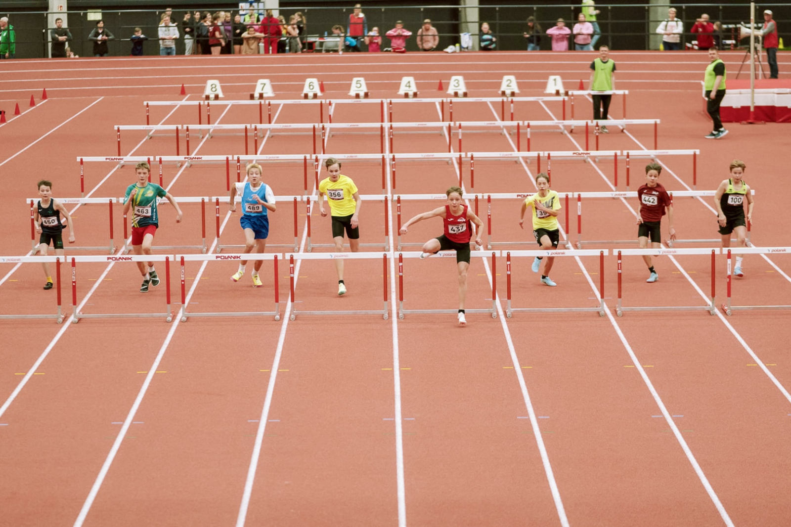Sportisti lec pāri barjerām