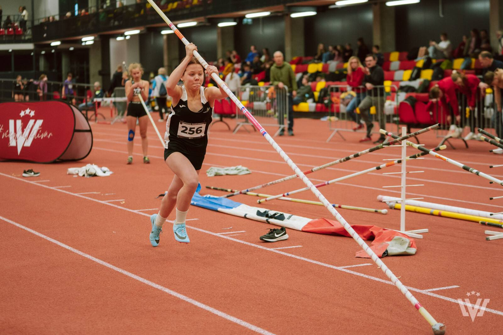 Sportists lec ar kārti