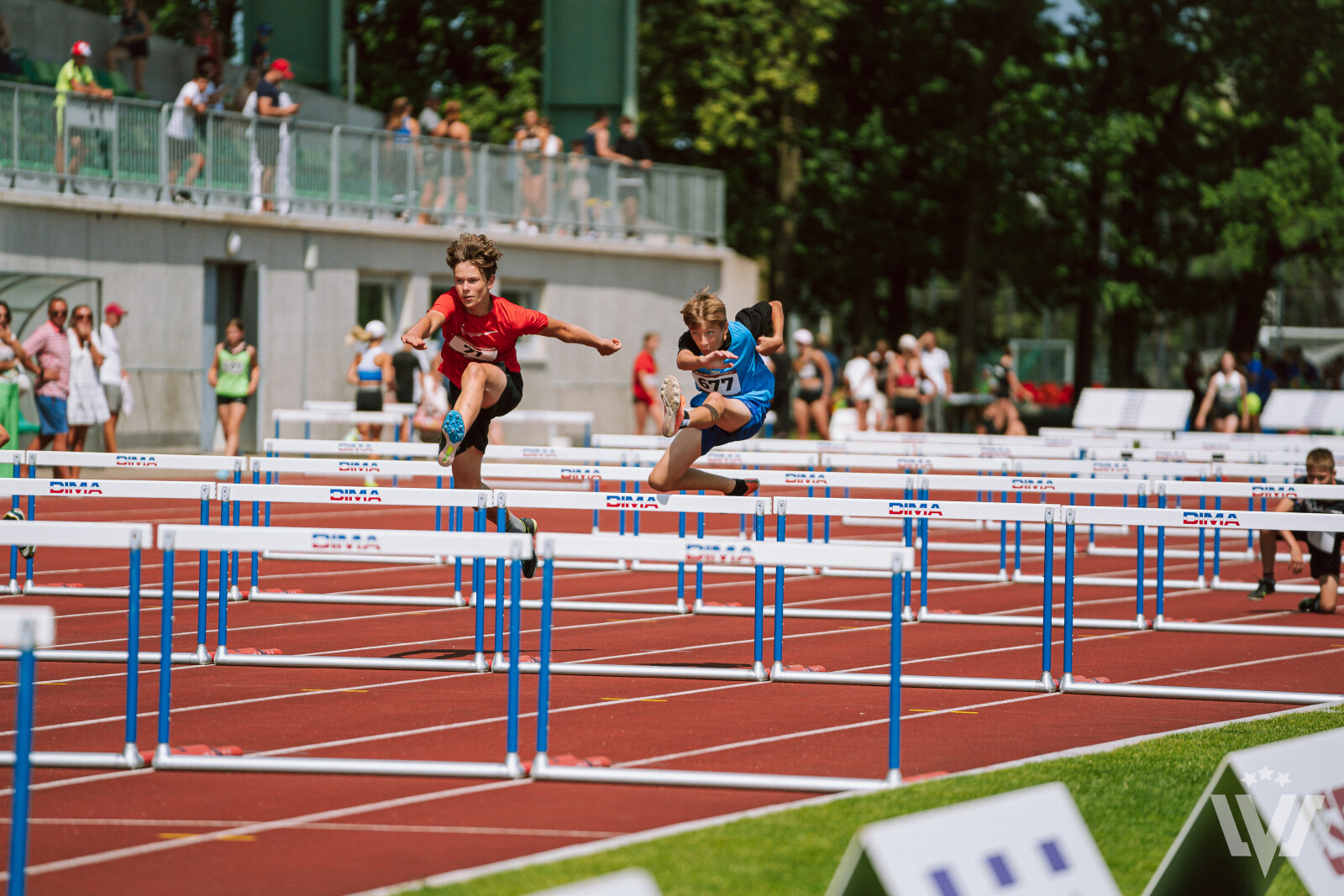 Sportisti lec pāri barjerām