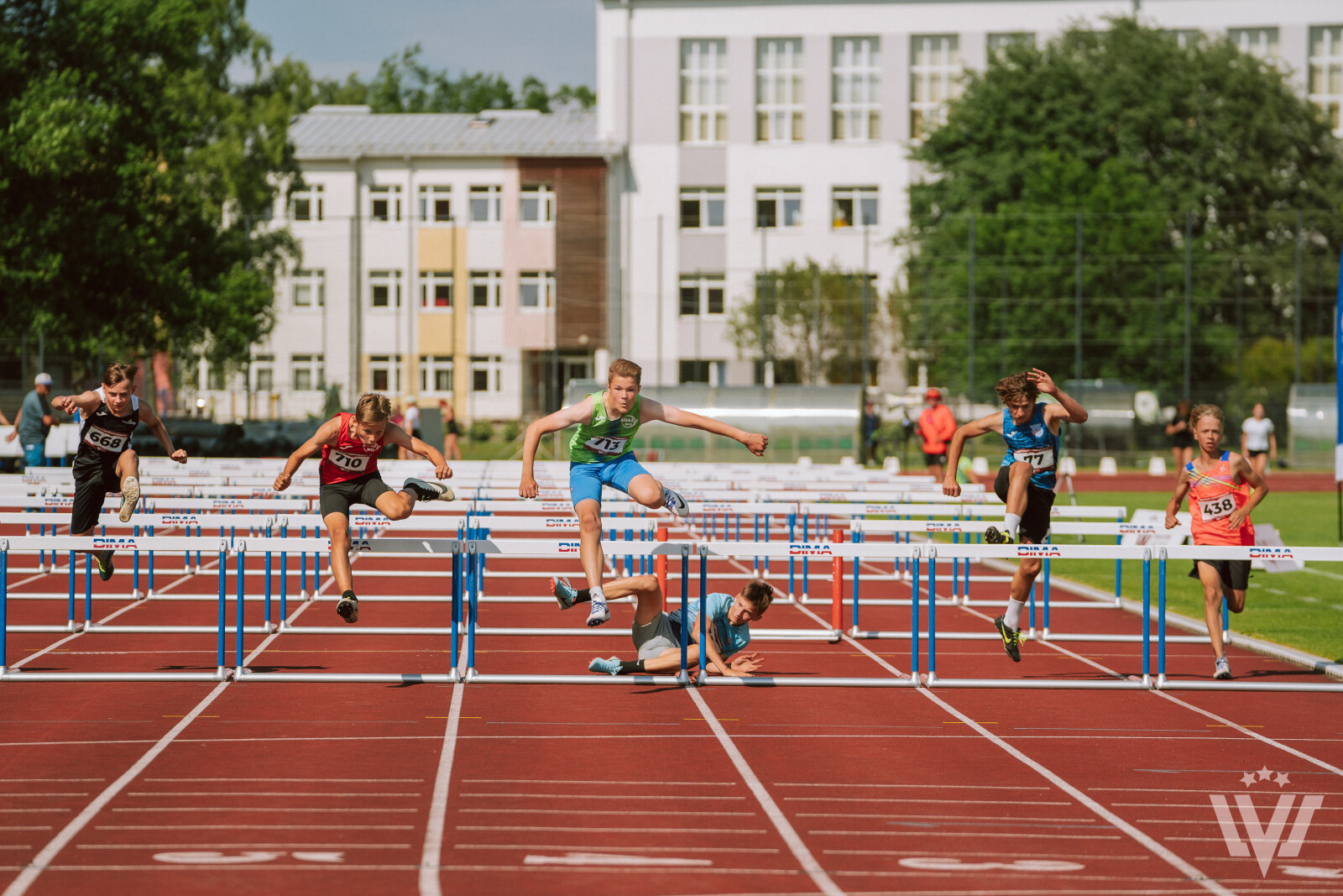 Sportisti lec pāri barjerām