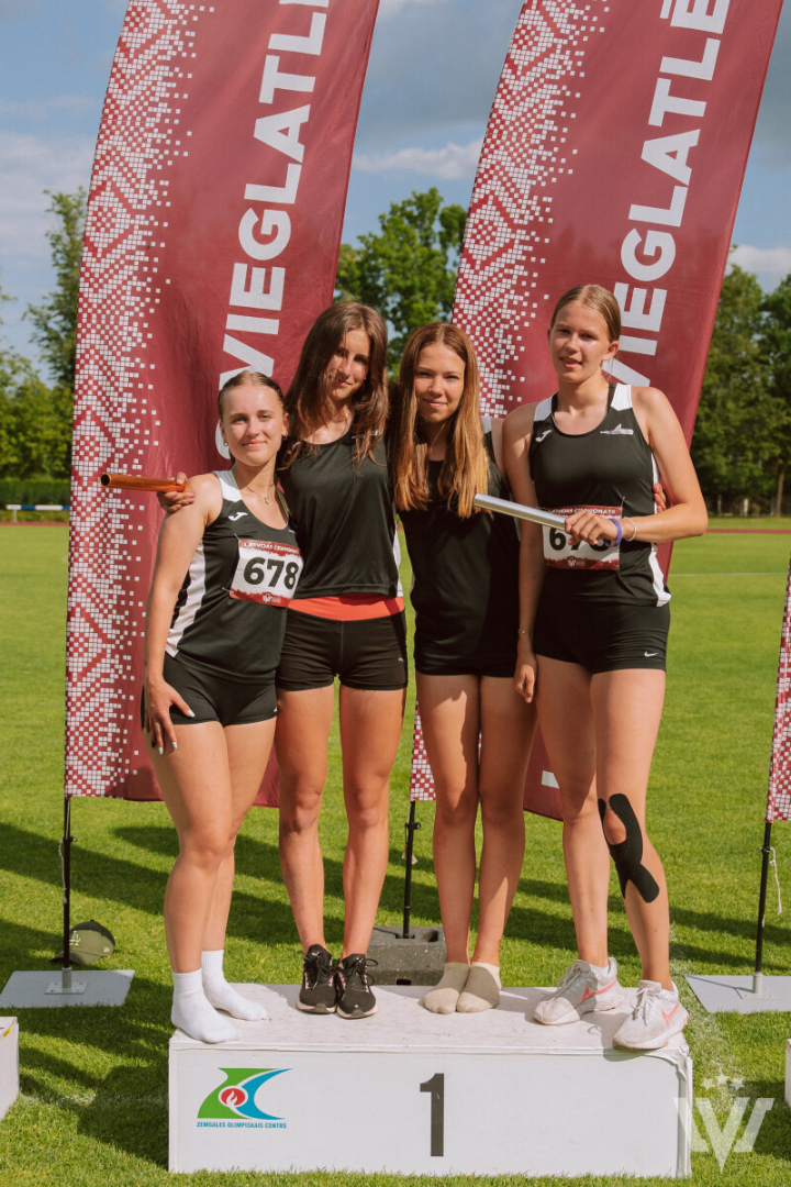 Sportisti uz pjedastāla