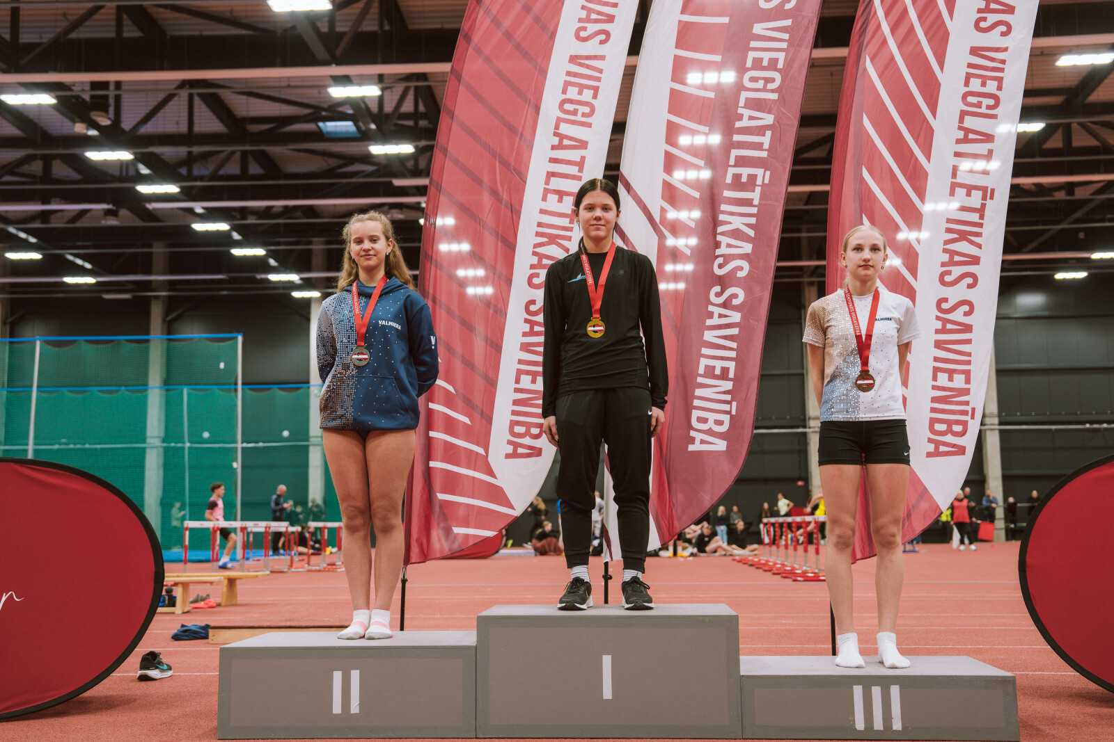 Jaunie sportisti uz pjedestāla 