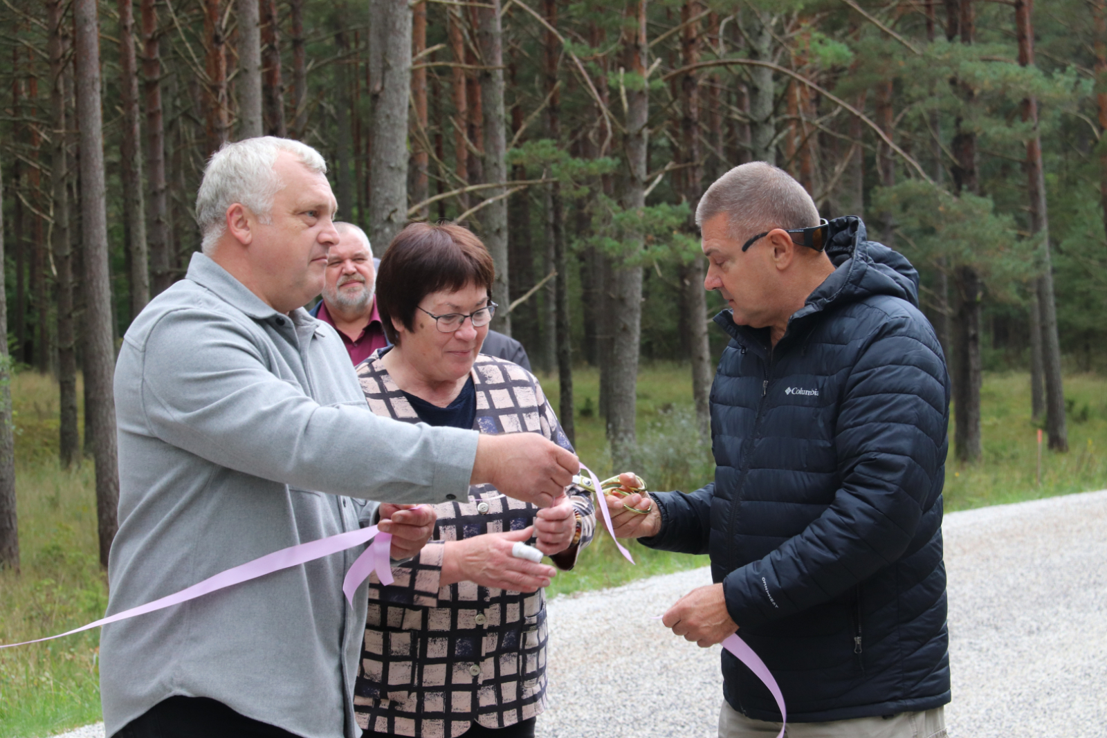 Tiek atklāts Liepenes ceļš, pārgriežot lentīti